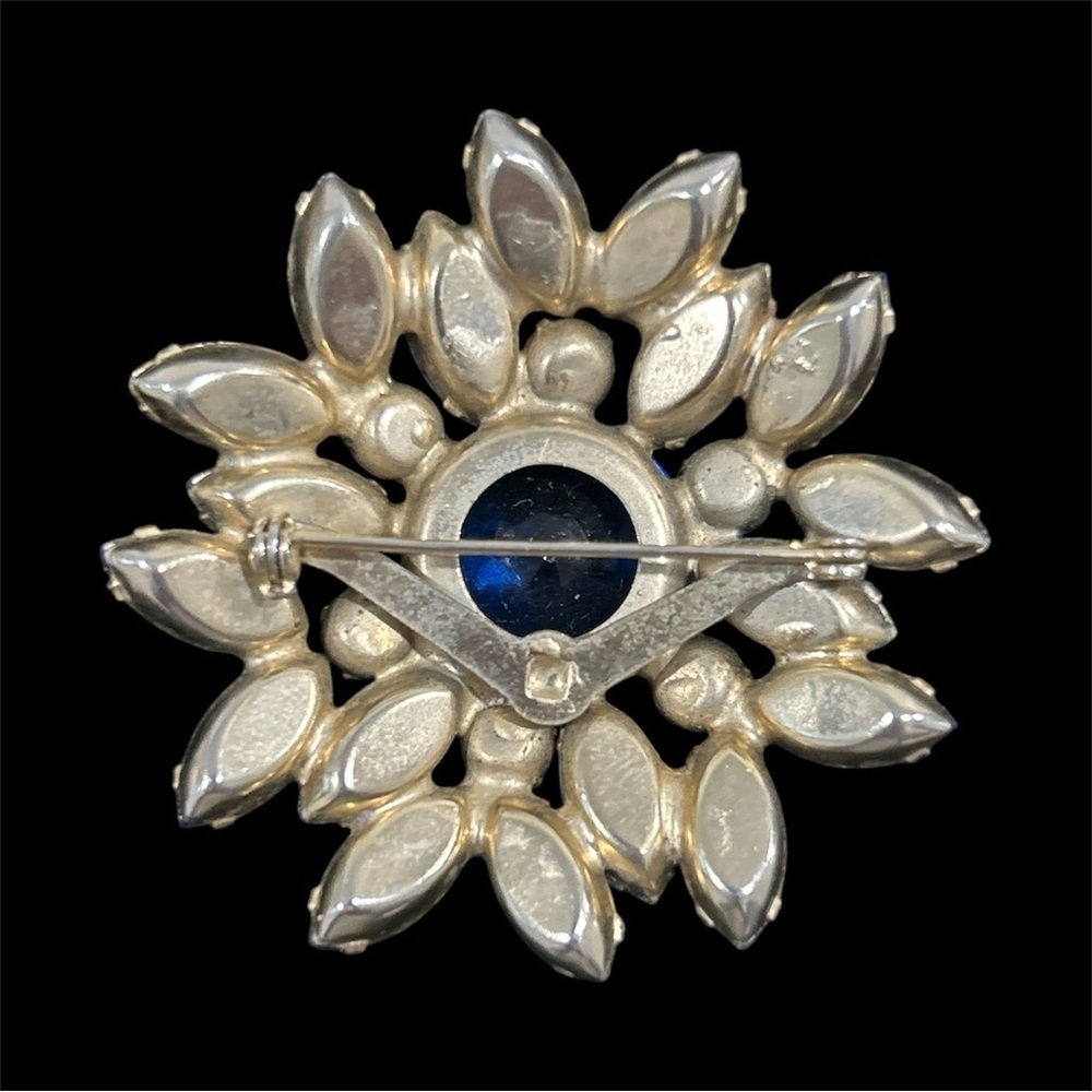 Vintage Sapphire Blue Crystal Rhinestone Flower Pin Brooch - Picture 4 of 4